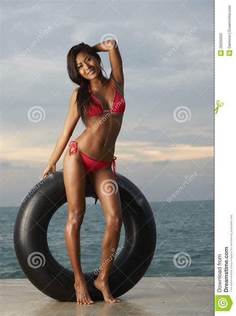 het thaise model van de bikini met buis stock foto