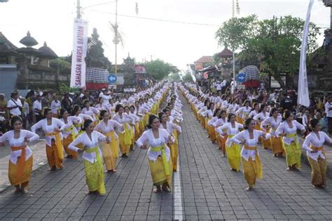 seribu penari rejang sutri tampil  peringatan sahasra warsa batuan