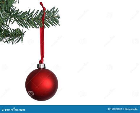 enkelvoudige rode versiering die van een tak van de kerstboom hangt stock foto image