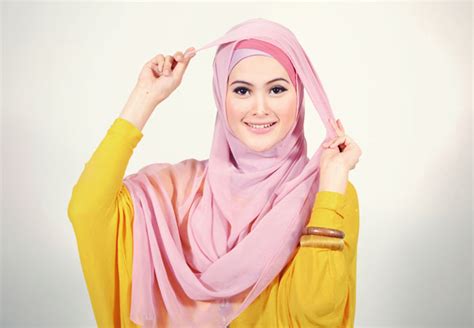 memakai jilbab segi empat kreasi  cantik terbaru  enetter
