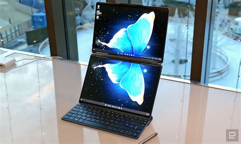 lenovo yoga book  hands   huge leap  dual screen laptops