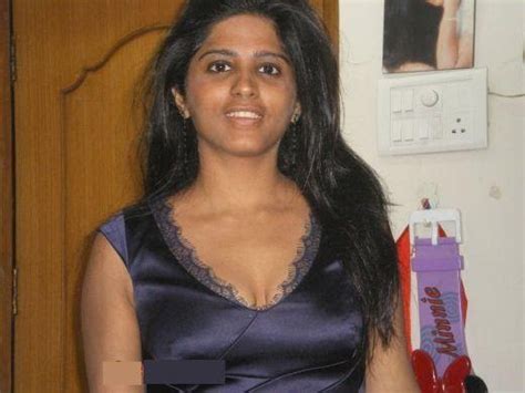 desi aunties sizzling cleavage pictures real life mallu girl deep cleavage show