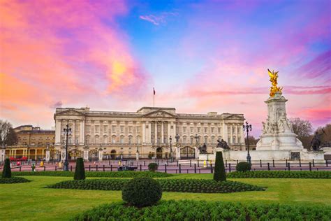 lives  buckingham palace royal family home apartment therapy