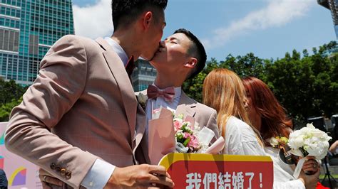 Taiwan Celebra Els Primers Casaments Homosexuals De LÀsia