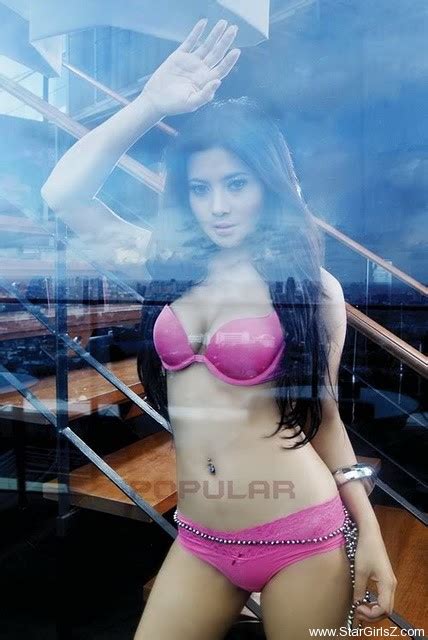 Foto Sexy Novi Amelia Sang Supir Bikini Taman Sari Nine