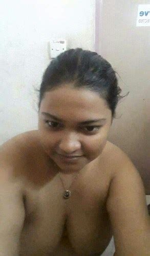 bhabhi with big milky boobs selfies leaked by husband