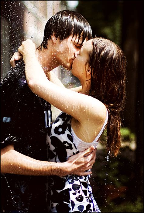 World Amazing Photos Amazing Kiss In The Rain