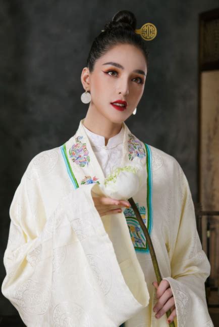 beauty and historical value of vietnamese ancient costumes in nhat binh