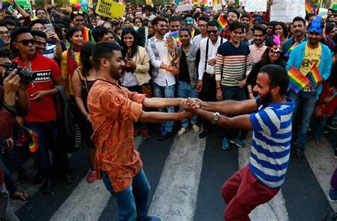 28 Photos Of Couples Celebrating Pride All Over The World Sbs Sexuality