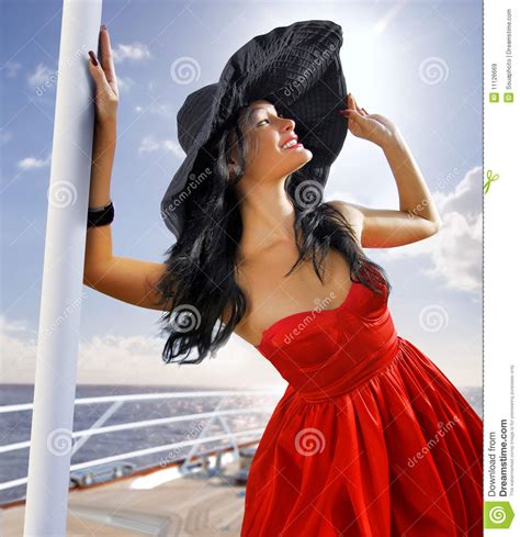 Mooie Vrouw In Rode Kleding Op Het Jacht Stock Afbeelding Afbeelding