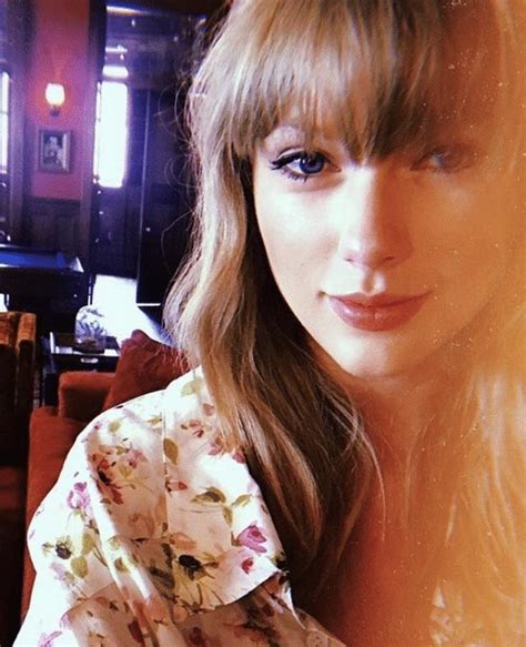 top photos of taylor swift s fabulous boobs and cleavage