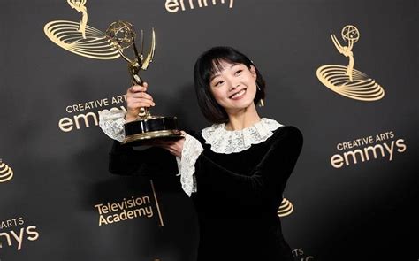 이유미 한국인 최초로 미국 에미상 게스트상 수상했다고 코스모폴리탄 코리아 Cosmopolitan Korea