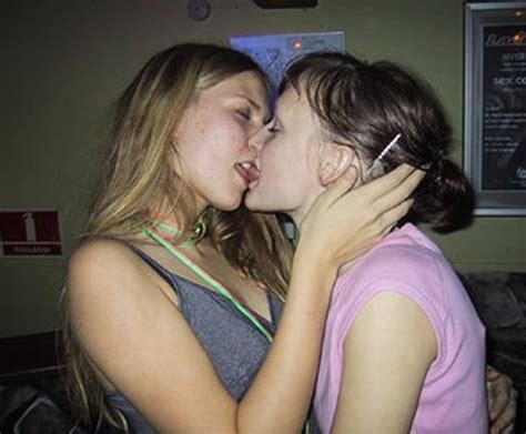 hot girls kissing gallery ebaum s world