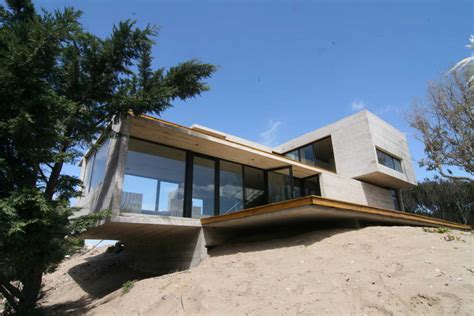 betonnyy dom na beregu