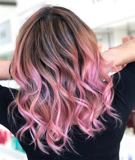 Il look si basa sulla luce emanata … Sfumature rosa sui capelli: la tendenza del 2020 - CapelliStyle
