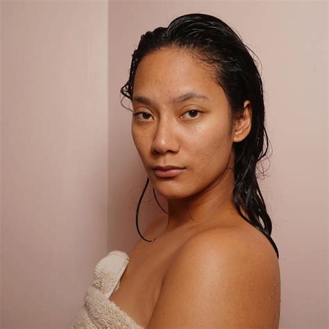 Berbalut Handuk Tara Basro Pamer Wajah Tanpa Makeup Yang Dipuji Netizen