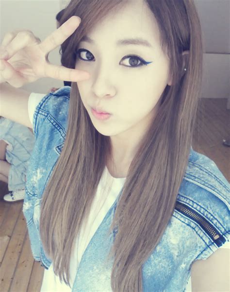 [picture] After School S Jooyeon Shows Off The Cute V Sign