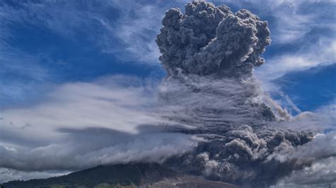 indonesias volcano mount sinabung erupts spewing ash miles high ncpr news