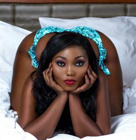 Super Hot Kenya Booty Queen Bares Unclad Body In Arousing