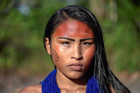 Девойка от племето Wayampi което наброява около 1600 души Бразилия