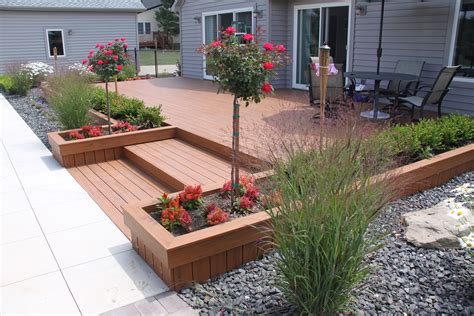 composite deck with built in landscaping Сад на склоне Озеленение