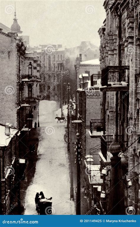 foto van de straat van de oude stad met een  eeuwse wagen stock