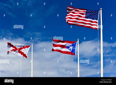los estados unidos puerto rico  la cruz de borgona banderas en la cima de el fuerte san