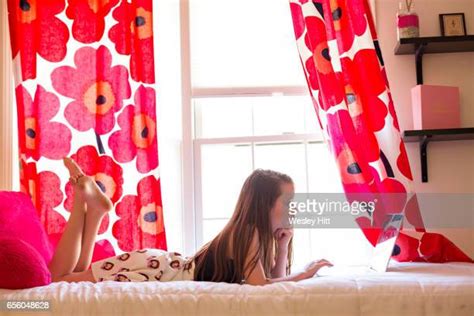 12 13 girls only barefoot photos et images de collection getty images