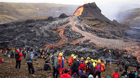 iceland volcano hikers evacuated  lava spurts   crack