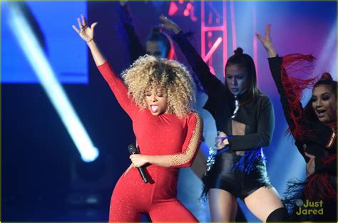 Fleur East Performs Sax For We Day Uk Photo 939123 Photo Gallery