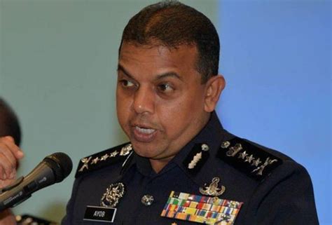 police hunt man  smuggling drugs  singapore  drone astro awani