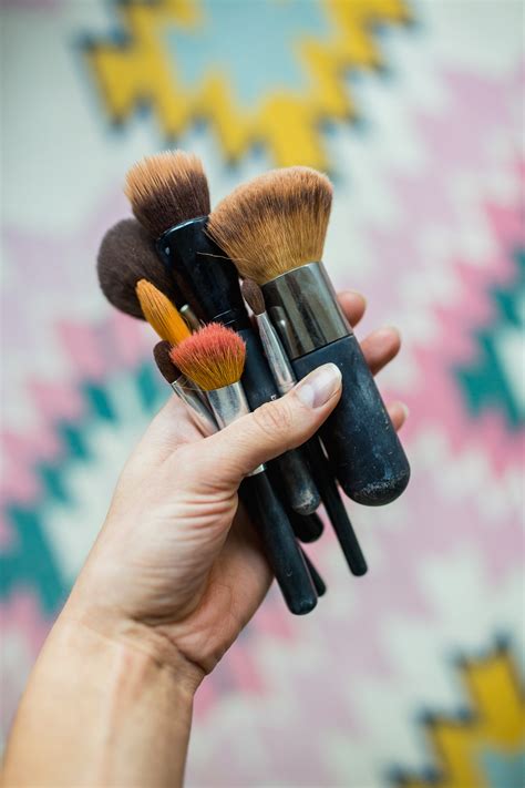 clean makeup brushes  fox  wellness beauty tips