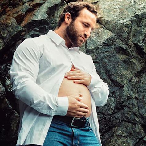 Man Finds Viral Way To Make Wife’s Maternity Shoot About Him