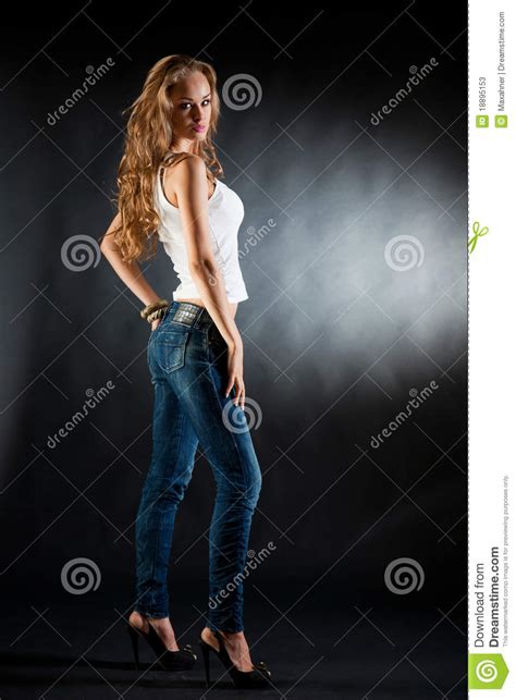 Jeune Fille Sexy Dans Le T Shirt Et Des Jeans Blancs Image