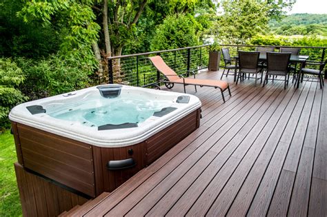 Bullfrog Spa 462 Hot Tub With Trex Decking And Cable Rail