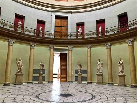 touristin travel germany  facts  altes museum  berlin