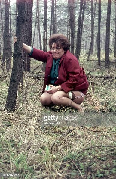 Ger Ca 1958 Frau Im Wald Beim Pinkeln Nyhetsfoto Getty Images