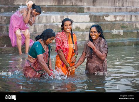 Lächelnde Frauen Baden Im Ganges Ghats Varanasi Benares Oder Kashi