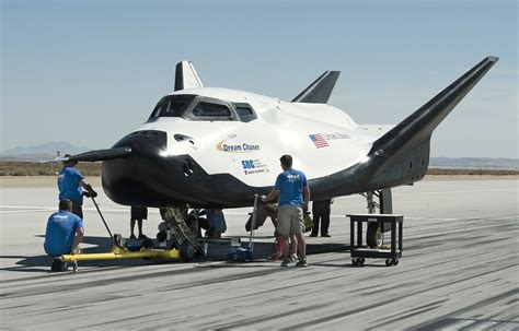 dream chaser nasa unmanned spacecraft    competitor spacex dragon  gagadgetcom