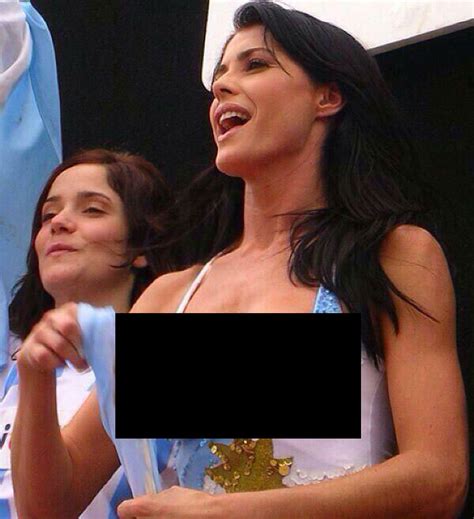 【画像】ワールドカップ美女の乳首ポロリ。ブラジルの