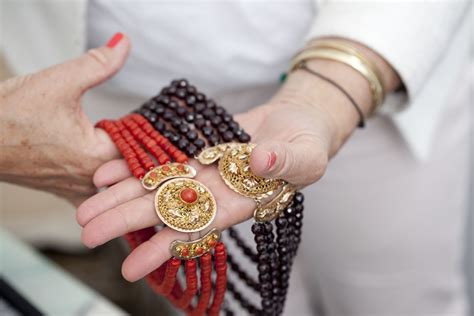 bloedkoraal en granaat sieraden klederdracht juwelen