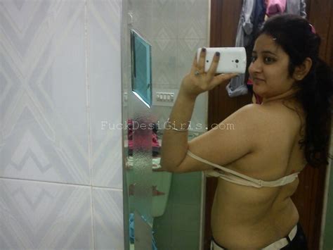 aarti clicking big boobs naked selfie in bathroom 3