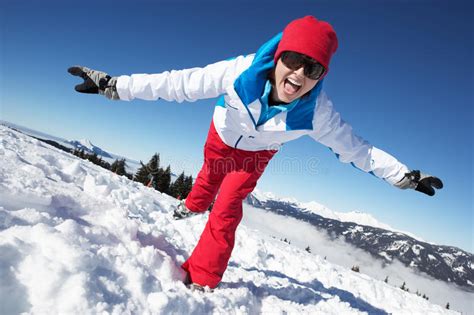 Vrouw Die Pret Op De Vakantie Van De Ski In Bergen Heeft Stock Foto