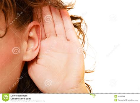 een deel van hoofdvrouw met hand aan oor het luisteren stock foto image  mensen achtergrond