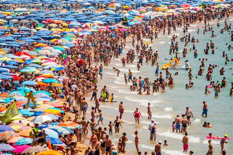 spain holidays    uk lets spanish tourists  tourism minister warns