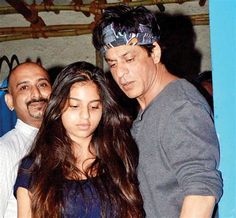 Doting Dad Shah Rukh Khan S Dinner Outing With Daughter