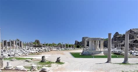 Świątynia tyche i agora w side turcja w sandałach