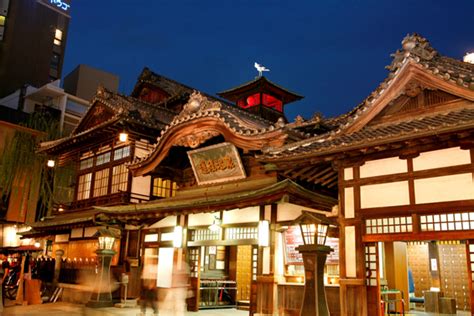 kaminarimon sensoji temple s main gate with its huge red lantern is a famous landmark in