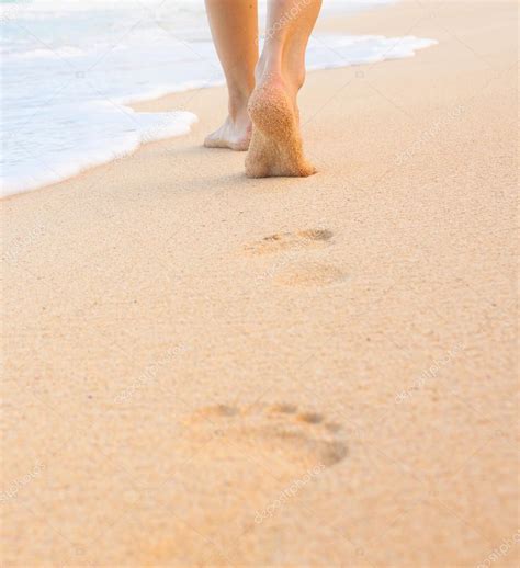 Mujer Caminando En La Playa Dejando Huellas En La Arena