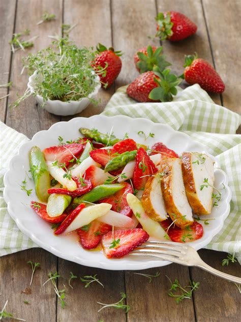 erdbeer spargel salat mit saftiger haehnchenbrust foodio